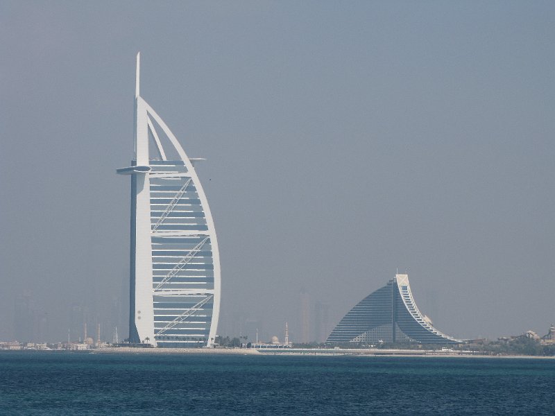 100211_Jymeirah Beach Hotel en burj al arab.jpg - Het moderne Dubai ten voeten uit: links de Burj Al Arab, rechts het Jymeirah beach hotel.